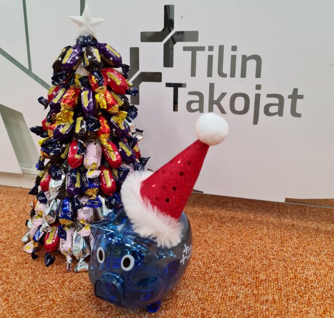 Tonttulakkipäinen possu ja karkkijoulukuusi